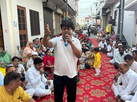 The atmosphere became devotional due to the chanting of Radhey-Radhey