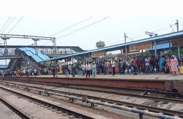 The crowd of passengers increased at the station due to Rakshabandhan