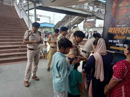 Security increased at railway station for Independence Day, passengers' luggage checked