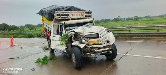 Pickup collided with truck from behind, four people including driver injured