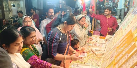 Sisters bought rakhis and sweets, brothers bought gifts