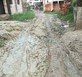The road from Dudhara crossroads to Gangaicha turn is in bad condition