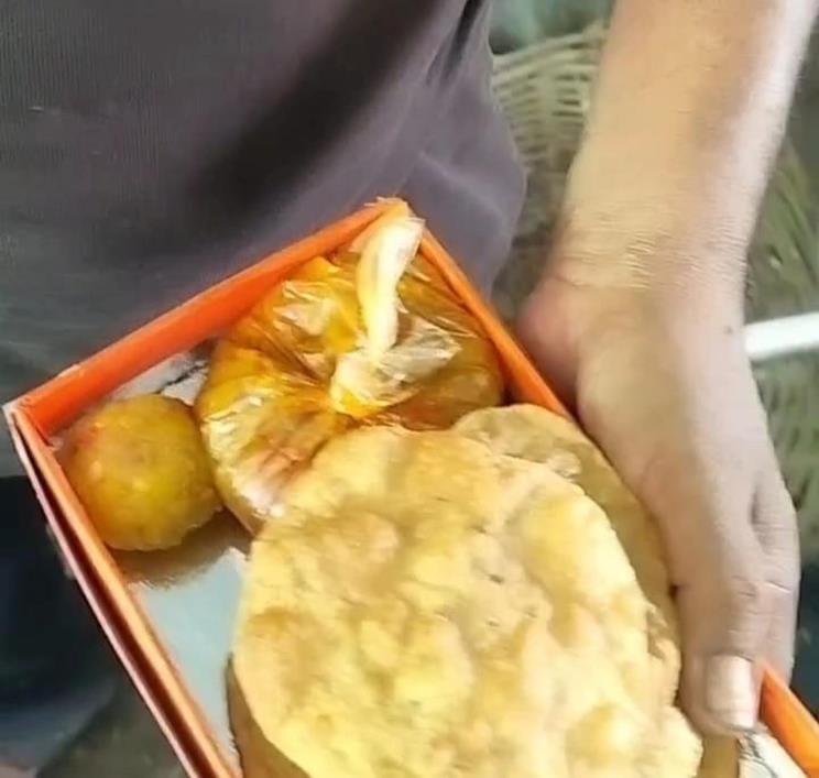 Lunch packet worth Rs 99.99 contains just four puris, gravy, vegetable, pickle and a laddoo