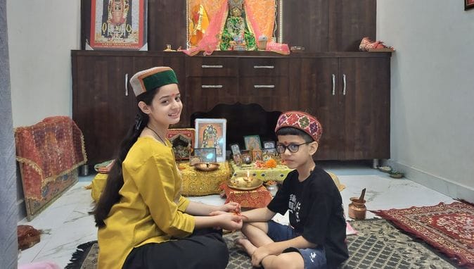Sisters tied love on the wrists of brothers by applying Tilak, they got gifts