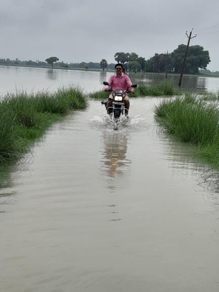 In Gorakhpur, Saryu-Rapti water rose on the road, traffic closed on Derwa-Khohiya-Bairia Khas road