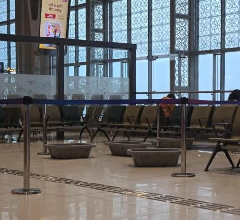 The roof of Amausi airport started leaking, tubs were placed