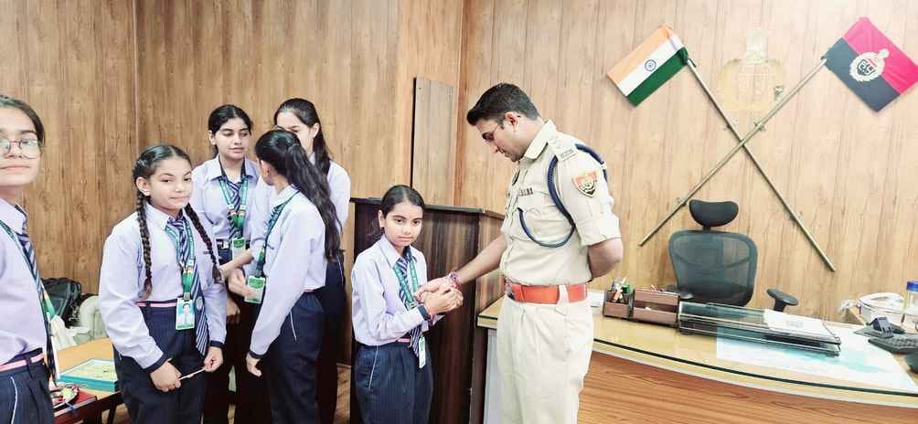 The girl students tied a Rakhi to DSP Dr. Ravindra