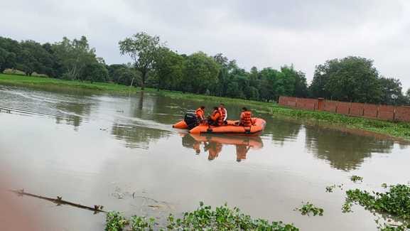 A teenager drowned in the deep water of a pond while bathing with his friends