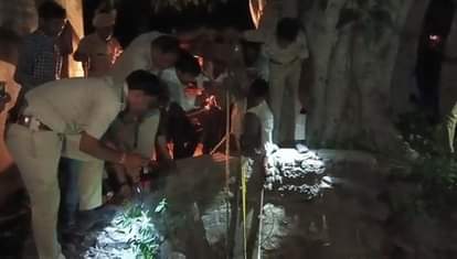 शव कुएं के अंदर से बाहर निकालते हुए