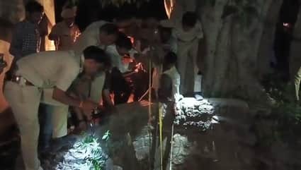 शव कुएं के अंदर से बाहर निकालते हुए