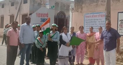 Mahi first in junior category in painting competition