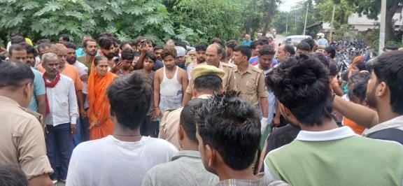Gorakhpur News: Student dies after being crushed by truck, angry villagers block road