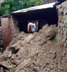 A kutcha house collapsed in the rain, a pregnant woman got buried under the rubbleA kutcha house collapsed in the rain, a pregnant woman got buried under the rubble