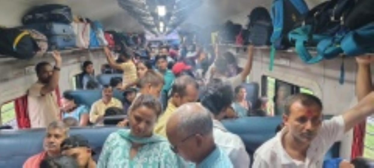 Crowd of passengers in Gorakhpur Intercity Express, children kept screaming