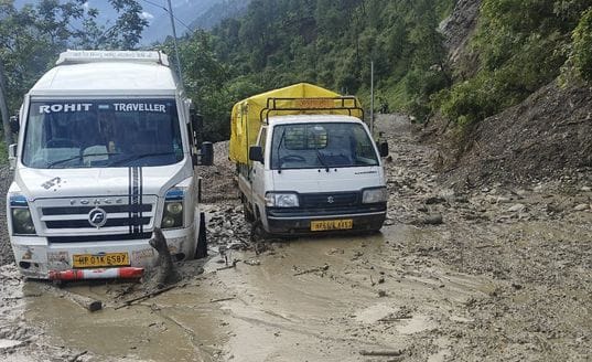 NH-305 closed again after 20 hours, travel halted due to landslides at six places