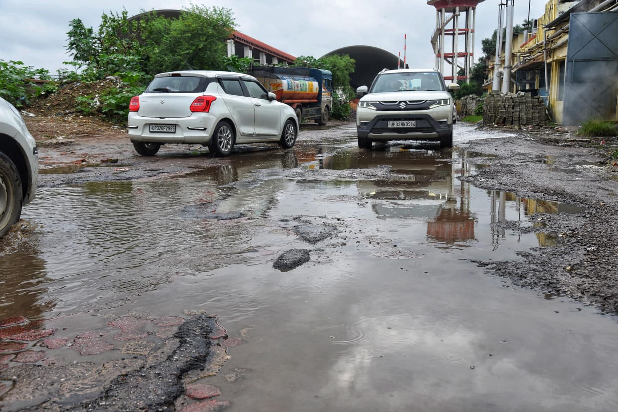 Drains getting choked in the rain, notice issued to 16 contractors to clean them again