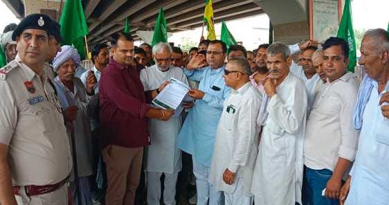 Farmers demonstrated outside the district secretariat in support of their demands
