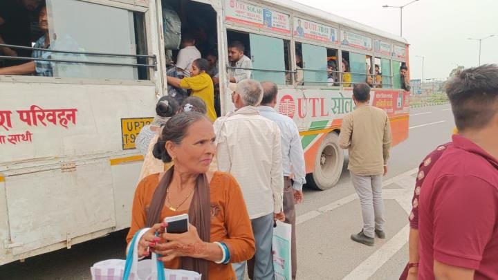 Rakshabandhan: Fights in trains and roadways buses, sisters are troubled