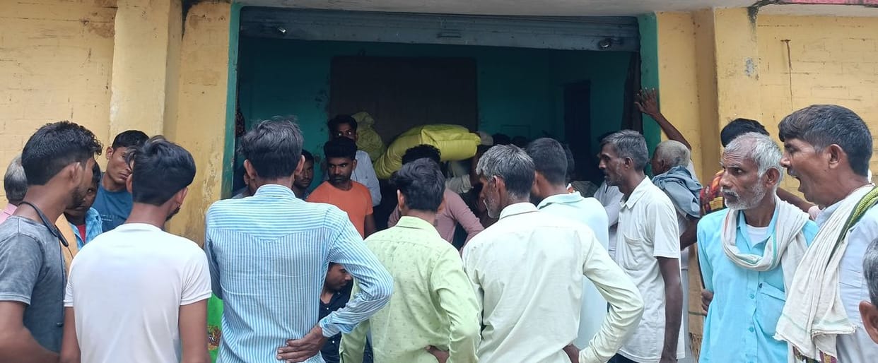 Farmers crowd in committees to get fertilizers, biometric machines are taking more time