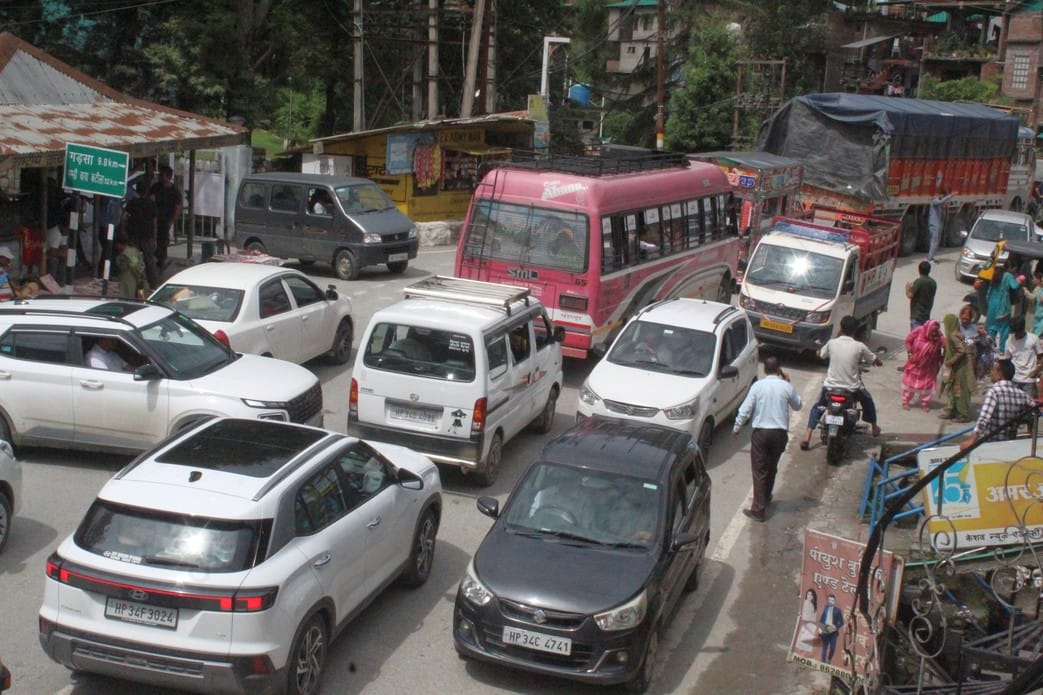 Tourists stranded for hours due to closure of Chandigarh-Manali NH, spent the night in their vehicles