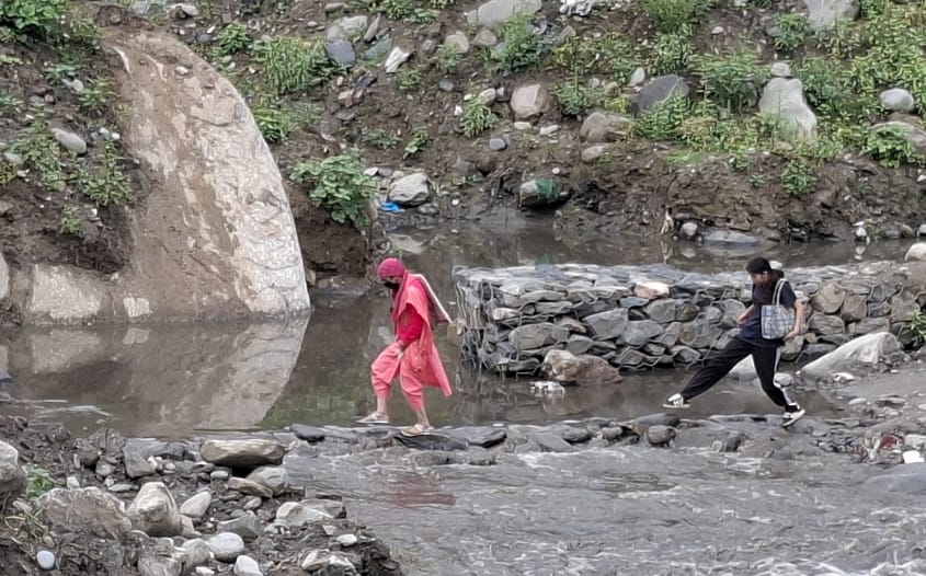 A strong silk thread emerged from the mountain, closed roads could not stop the sisters from travelling