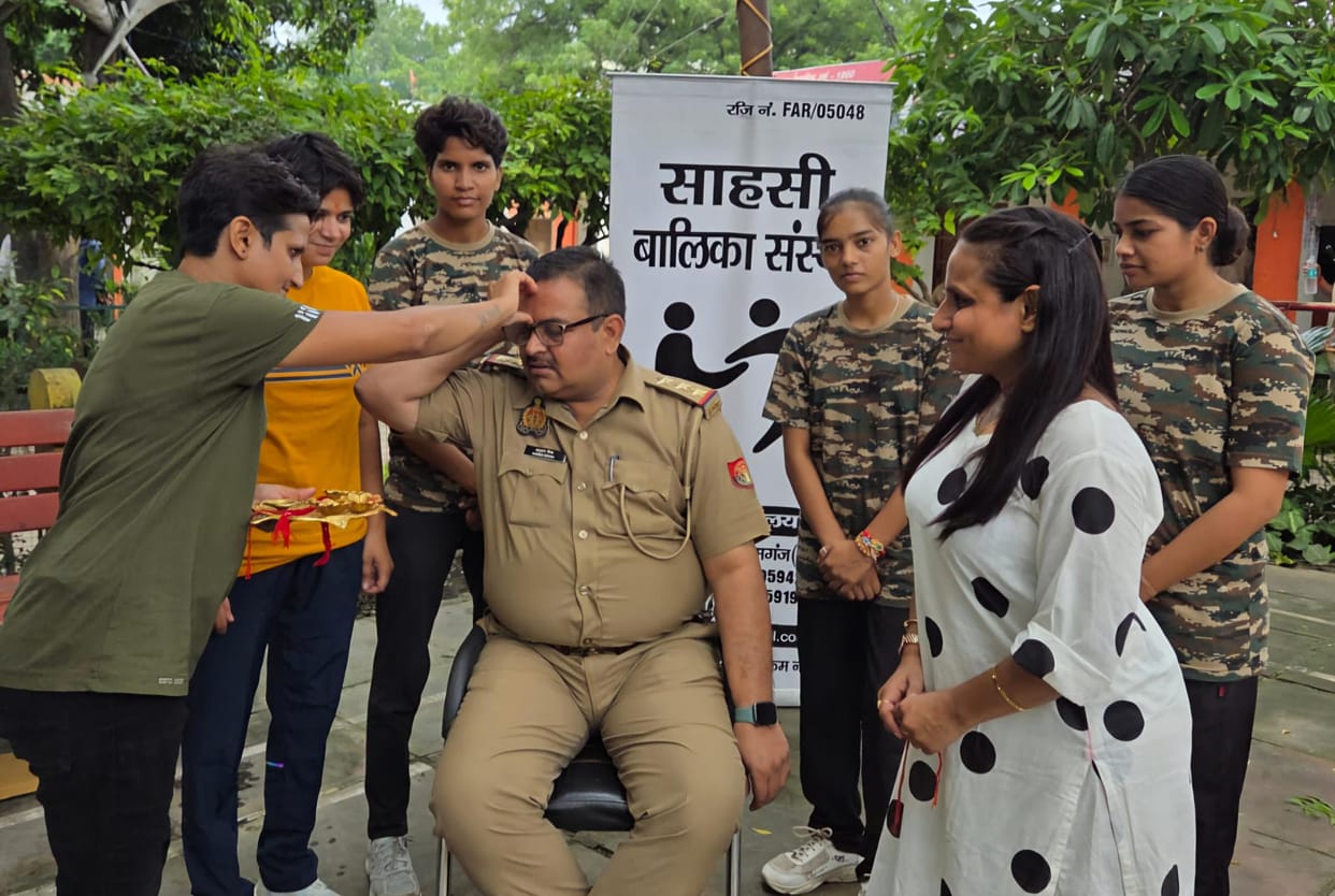The brave girl team tied Rakhi to the police personnel