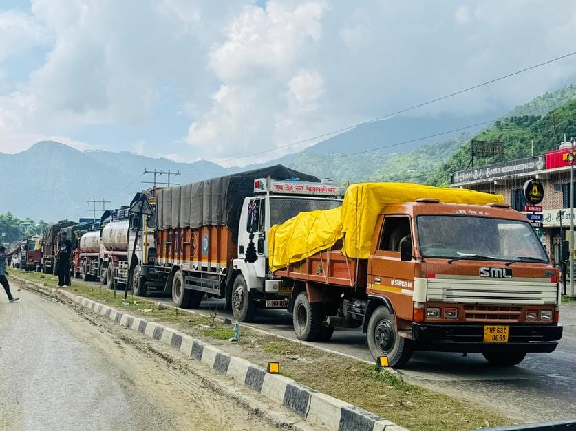 Due to the closure of the highway, there were queues of vehicles, passengers were troubled by the jam