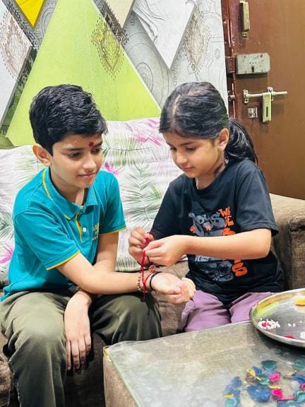 Sisters tied the thread of love on the wrists of their brothers