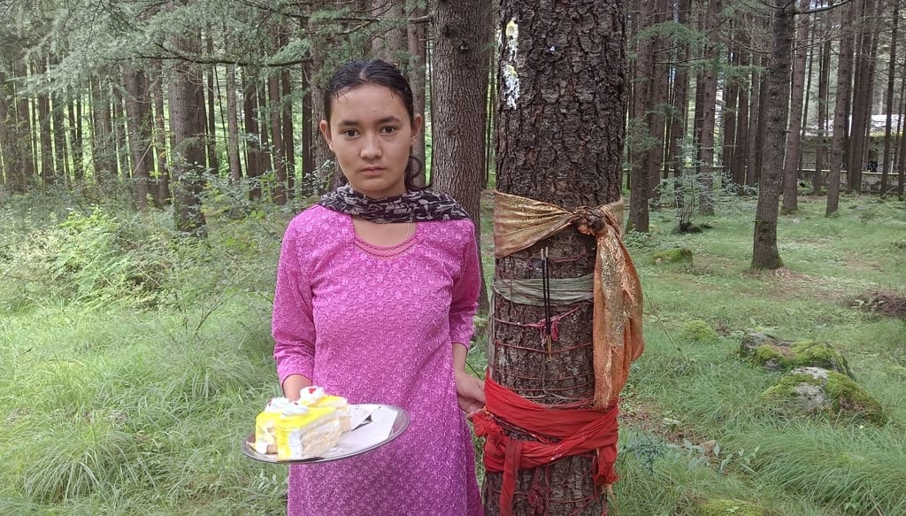 Kalpana tied a rakhi to a 17 year old tree
