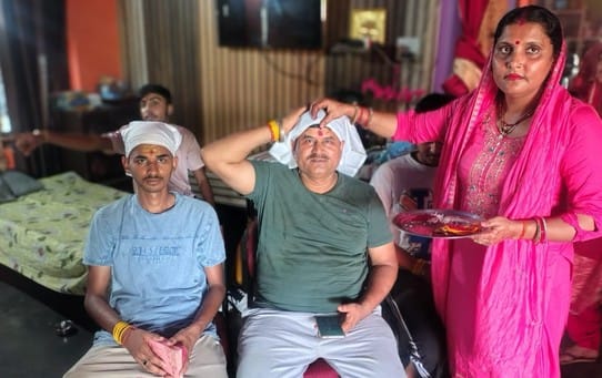 Sisters' love overshadowed bad weather, there was heavy traffic jam on the roads