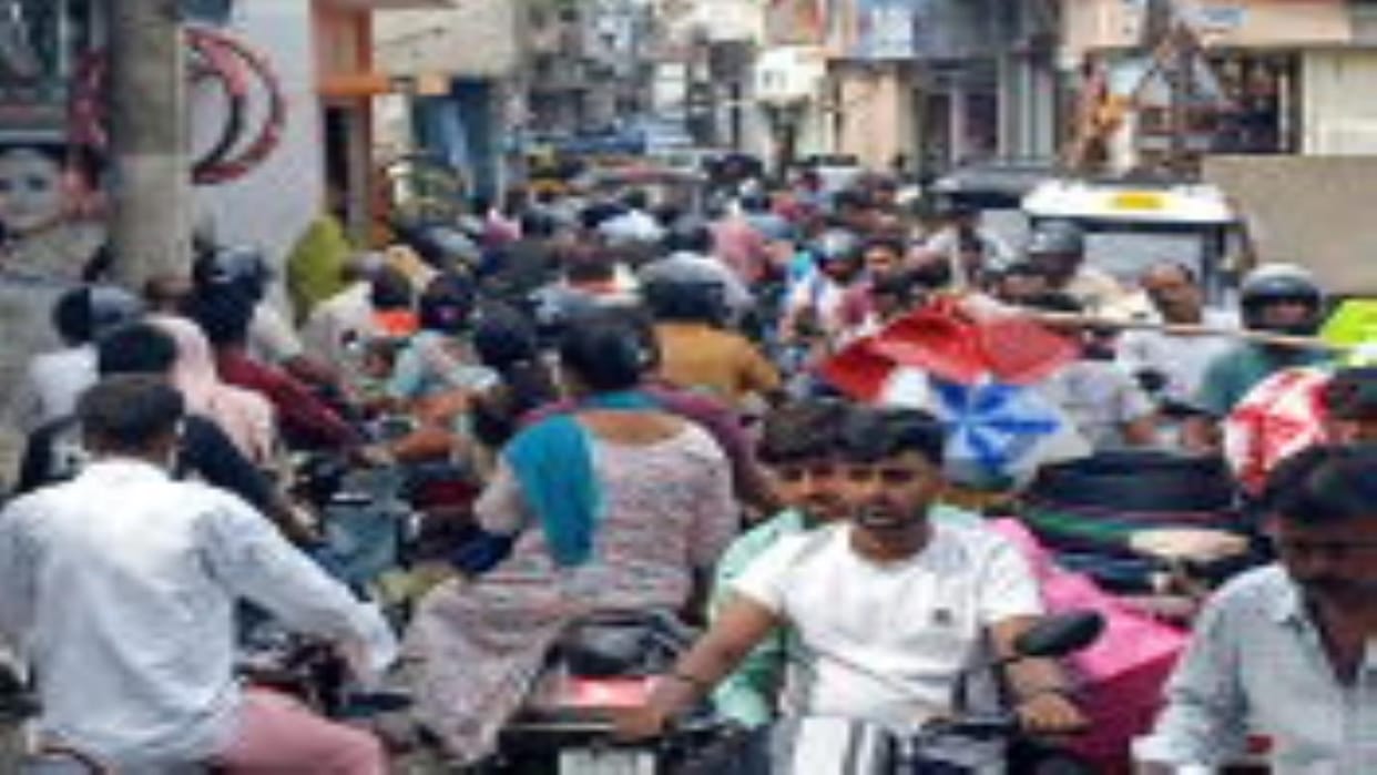 Traffic plan failed, jam from market to streets, vehicles were seen crawling on the roads