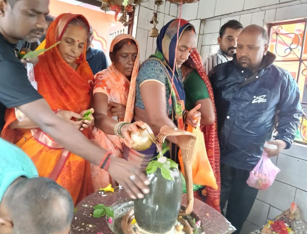 The devotees performed Jalabhishek