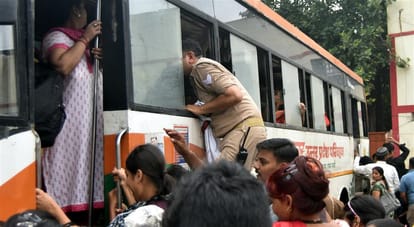 इस दौरान बसों में रही भारी भीड़।