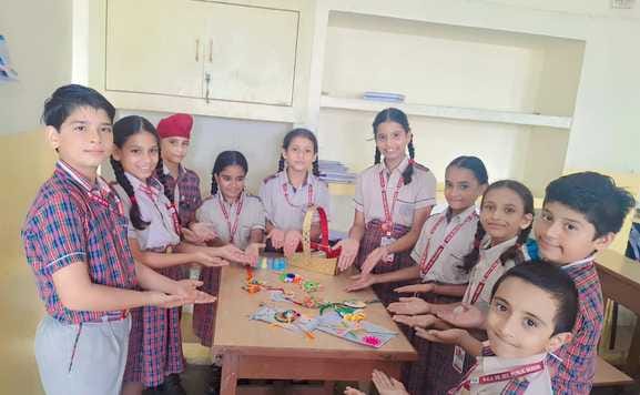 Students showed enthusiasm in Rakhi competition
