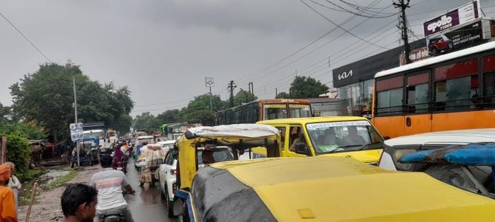 Seeing the jam, the traffic policeman kept wiping his sweat amidst the rain