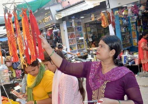 Markets remain busy till late night, sweets are sold in abundance along with Rakhi