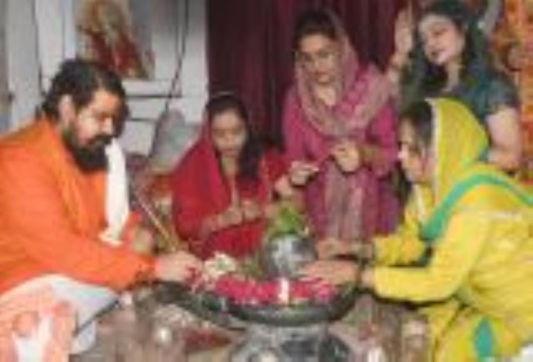 Women tied Rakhi to Mahadev and prayed for happiness and prosperity