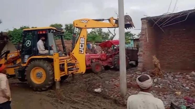 Flood water entered 40 villages, people are demolishing their houses with JCB