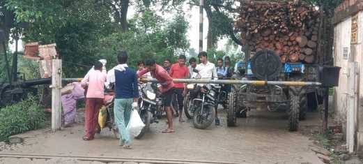 Long jam at Gulchampa and Rujwari railway crossing