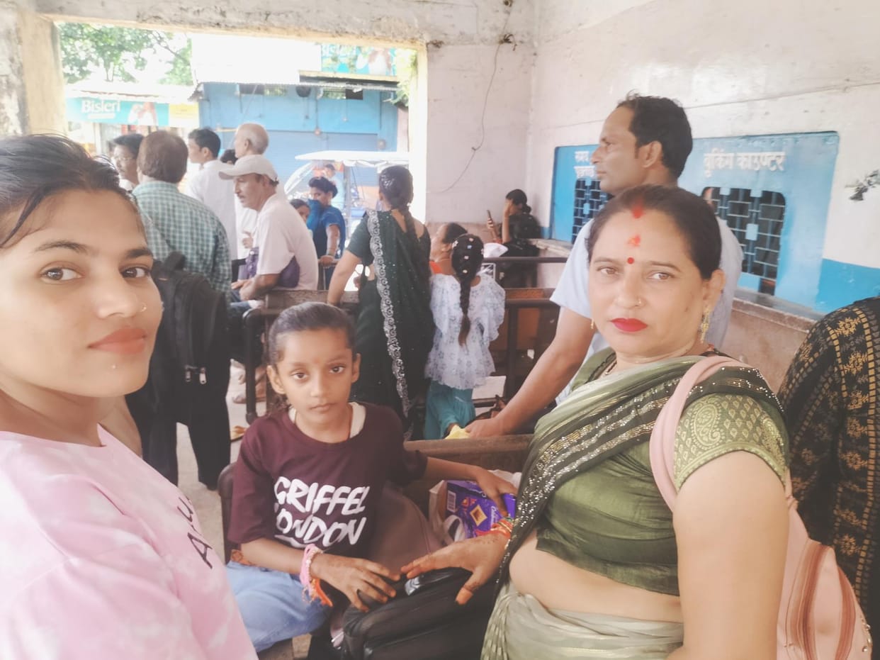 Sisters were troubled due to less number of buses on Bareilly-Pilibhith route