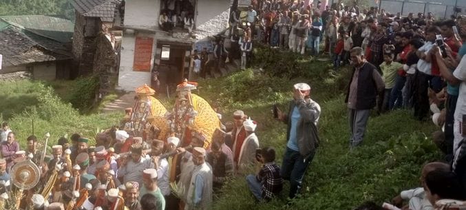 After circling the Sauh, the deity Khudijal tied the protective thread