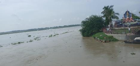 The water level of Saryu river reached 10 cm above the danger mark