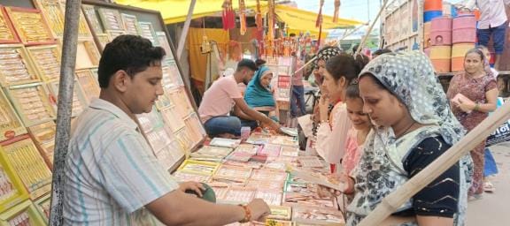 Rakhis with Kundan and stones will be adorned on the wrists of brothers