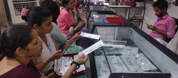 The wrist of the market is decorated with Rakhi on Rakshabandhan