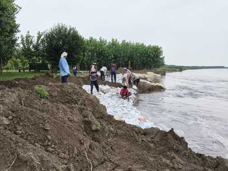 Rahimpur Khedi village is cut off from communication due to rising water level in Yamuna