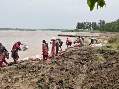 One thousand sacks of soil were placed on the banks of the Yamuna embankment