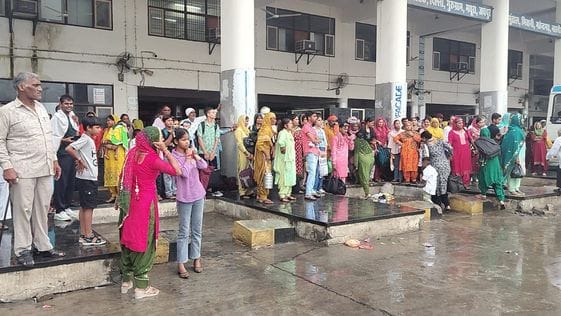 Rain and crowd became a hindrance in the love of sisters, arrangements collapsed