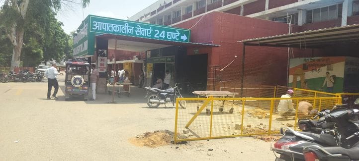 The length of the shed at the emergency gate has been increased, patients get relief from rain and sun