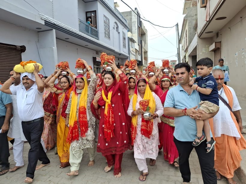 500 women reached the Kalash Yatra, the atmosphere became devotional with religious songs