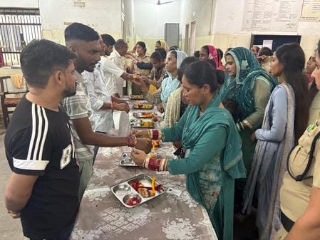 Sisters reached the jail... became emotional after tying rakhis to their brothers